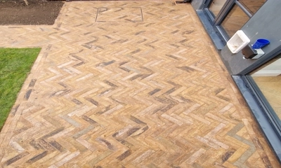 London Mixture clay pavers shape an inviting, picturesque back garden patio.