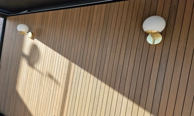 Pergola interior wall adorned with warm tech composite battens, modern design allure în Tilbury 