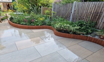 russet color can complement outdoor environments, enhancing the overall visual appeal of the planter.